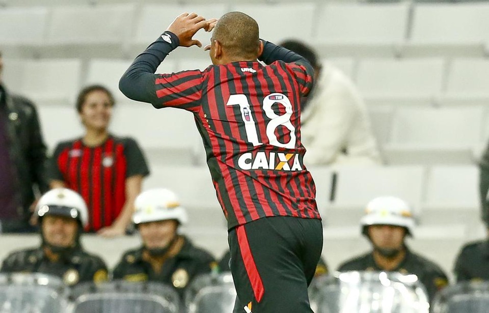 Walter, com o número 18 nas costas, comemora o gol marcado contra o Internacional, no domingo (10). | Hugo Harada/Gazeta do Povo