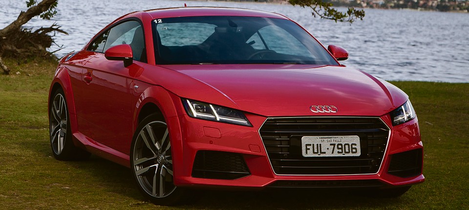 Com uma frente inspirada no  R8, o novo TT teve a largura da grade ampliada e incorporou full-led aos faróis na versão mais cara. | Malagrine Estúdio/Divulgação