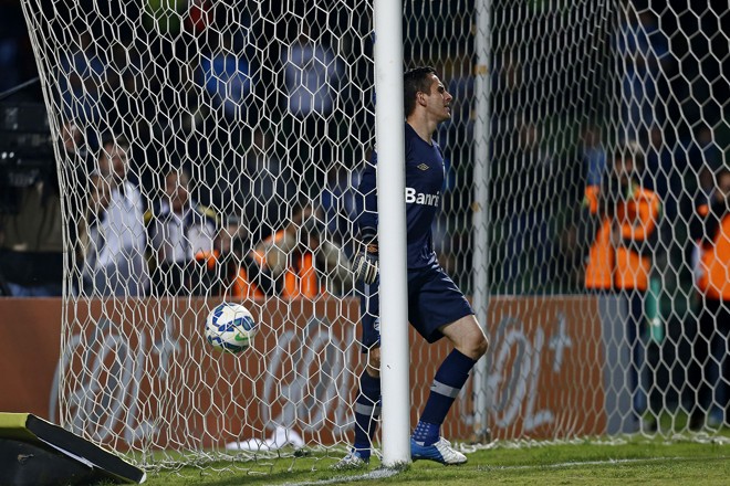 Goleiro Marcelo Grohe lamenta a lambança da defesa do Grêmio que resultou no segundo gol do Coritiba | Antônio More/Gazeta do Povo