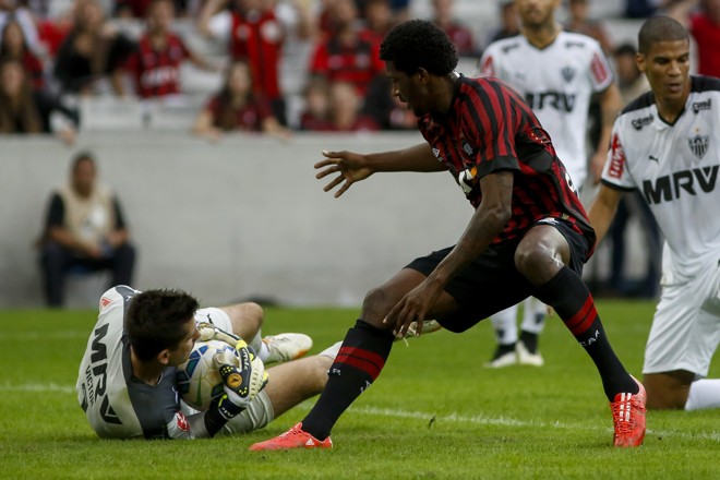 Neste lance, Victor parou Coutinho. | Henry Milleo/Gazeta do Povo