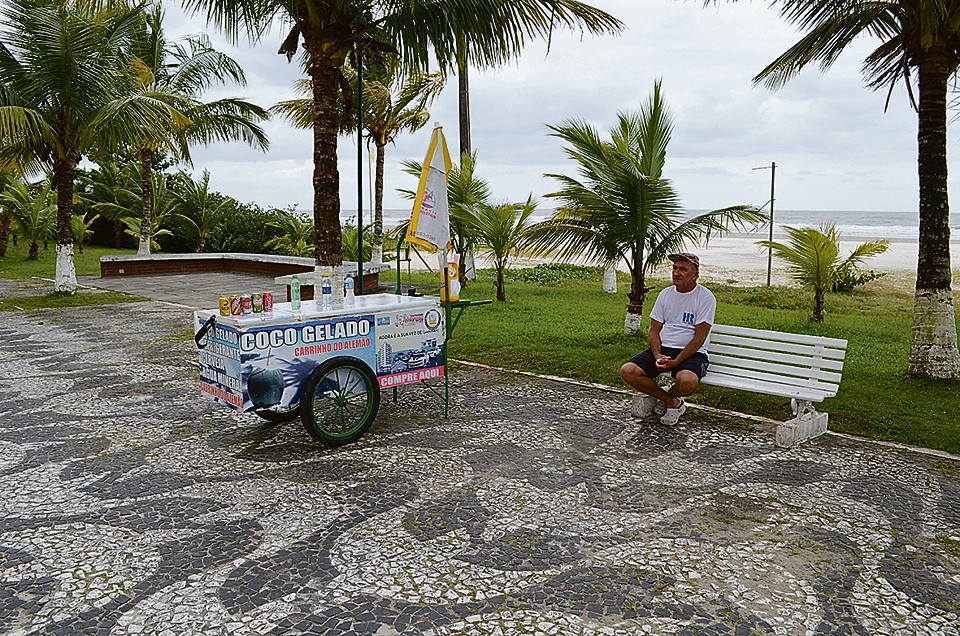 Vendedor de bebidas na orla de Matinhos, João Meleh lamenta redução no movimento. | Débora Mariotto Alves