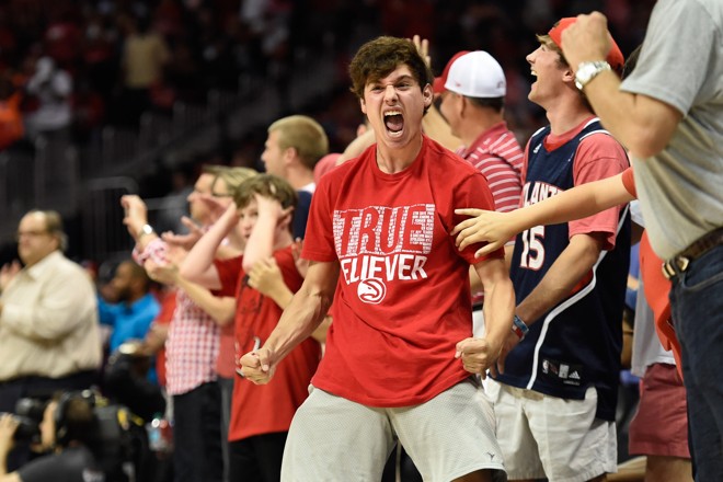 EU ACREDITO! A vitória sobre os Wizards fez a torcida dos Hawks acreditar ainda mais no inédito título da NBA. | Dale Zanine/USA Today Sports