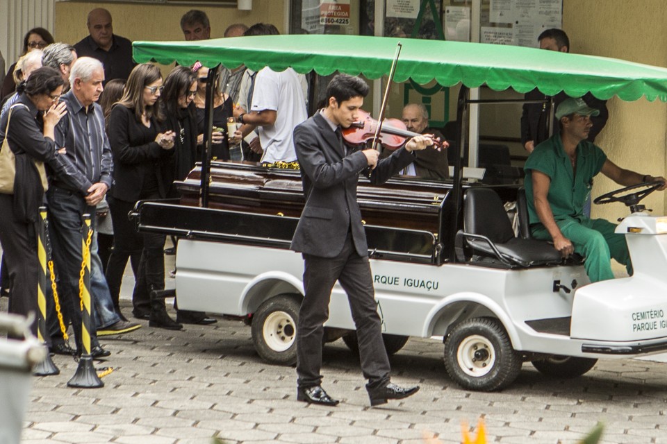 Família acompanha o enterro de Rodrigo Gularte, em Curitiba | Marcelo Andrade/Gazeta do Povo