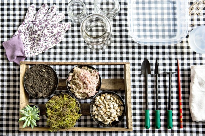 1. O começo Para começar a montar o terrário, você vai precisar de um pote de conserva, terra, musgo seco, pedrinhas, ferramentas de jardim pequenas, água e um hashi |