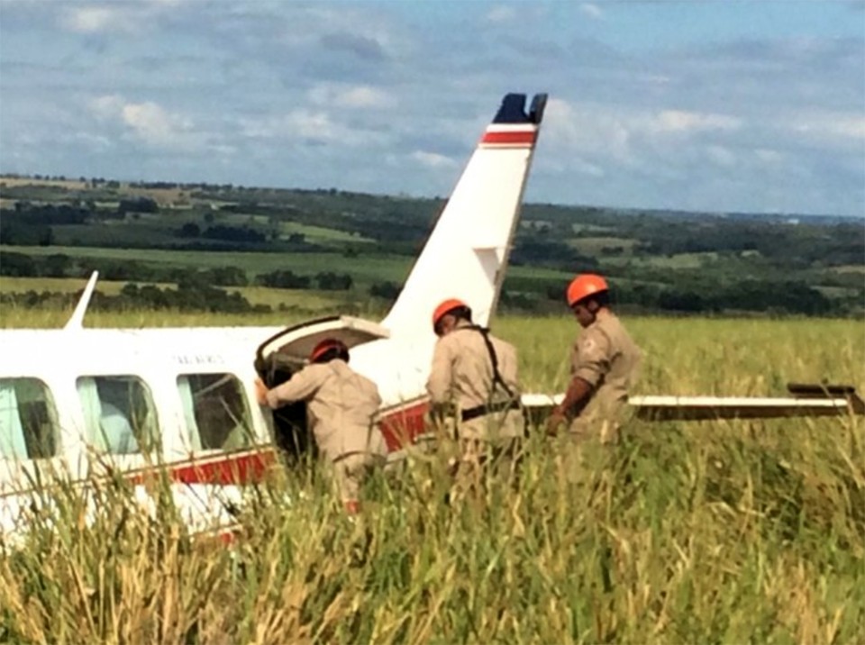 Aeronave em que estavam o casal de apresentadores Luciano Huck e Angélica, os três filhos deles e mais duas babás fez um pouso forçado em Mato Grosso do Sul . | Corpo de Bombeiros/Divulgação