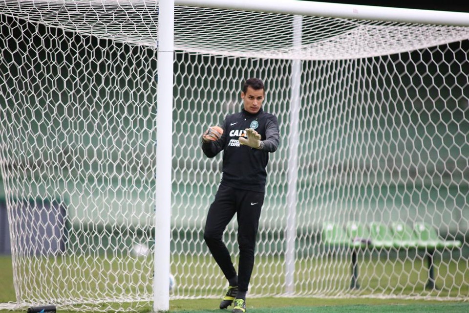 Após falhas, Bruno fez boa apresentação no gol do Coritiba na vitória sobre o Grêmio. | Giuliano Gomes/Gazeta do Povo