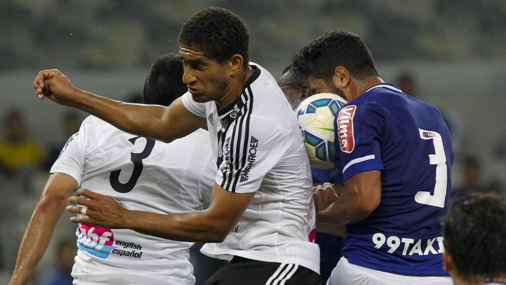 A bola sofreu com as disputas do amarrado jogo entre Cruzeiro e Ponte Preta. | Washington Alves / Light Press / Cruzeiro