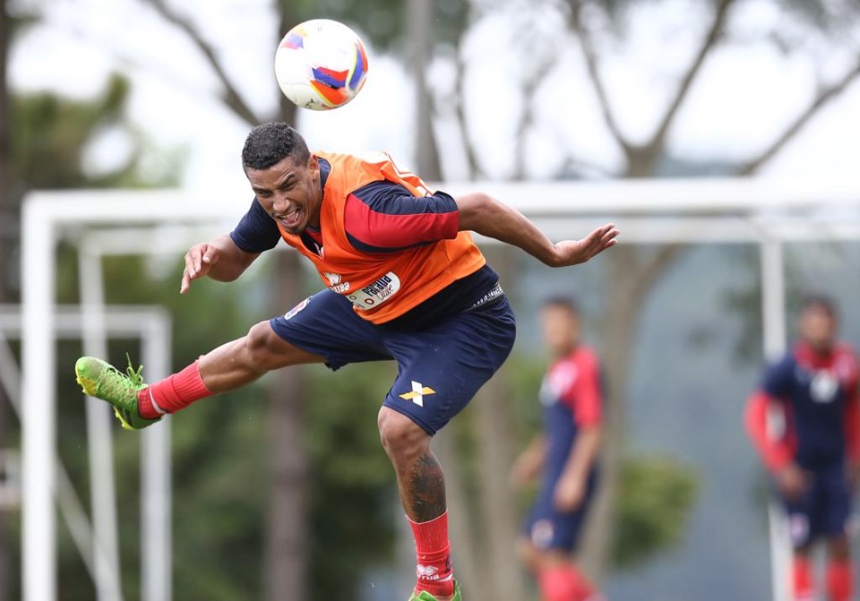 O volante Jácio já treina com o elenco paranista, mas ainda não foi confirmado pelo clube para a Segundona. | Giuliano Gomes/Gazeta do Povo