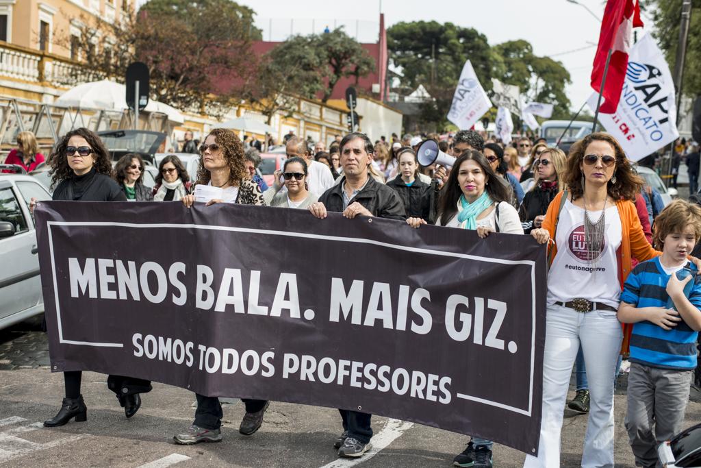 Professores em caminhada pelo Largo da Ordem | Henry Milleo/Gazeta do Povo