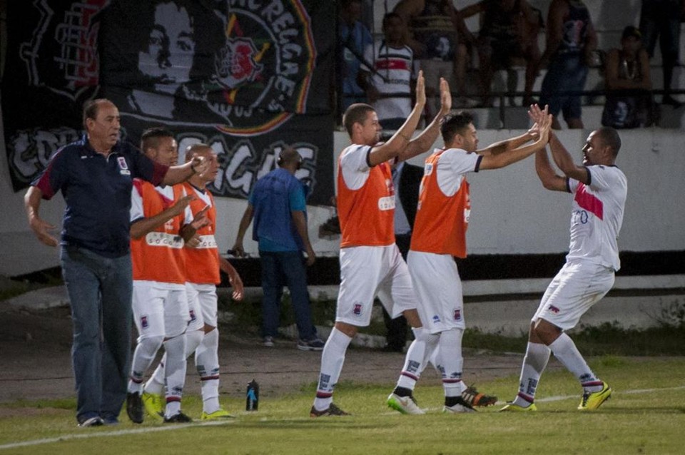 Nedo Xavier não gostou nada da atuação do Paraná na derrota para o Santa Cruz. | Olimpio Neto/Folhapress