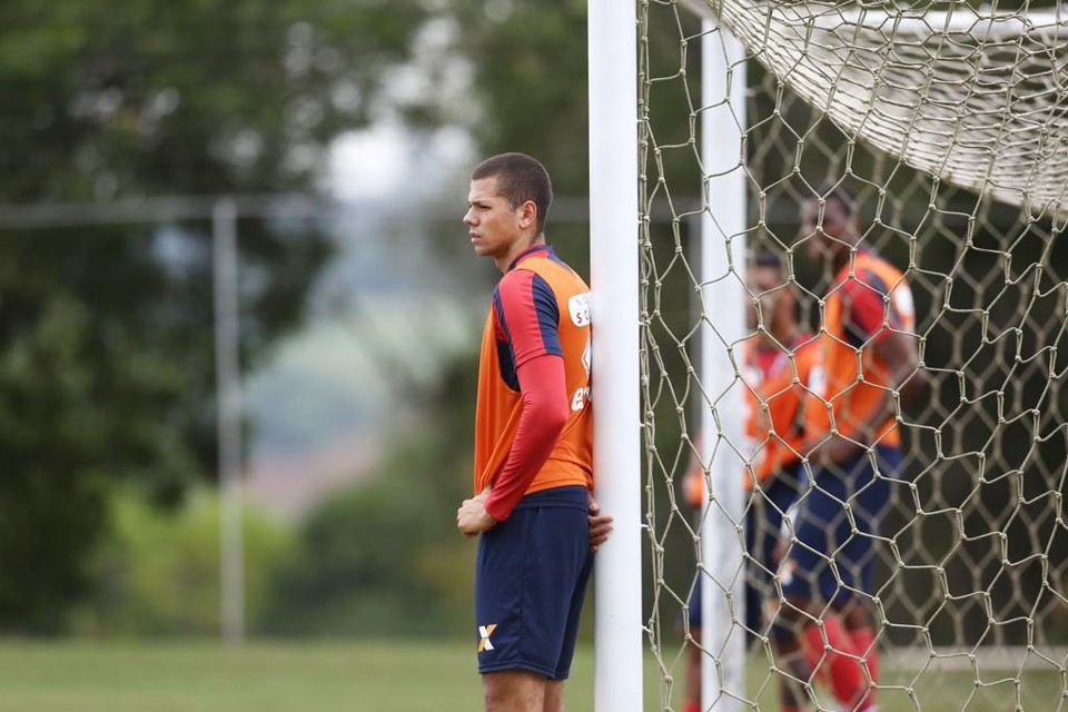 Léo Coelho assumiu vaga de titular na zaga do Paraná. | Giuliano Gomes/Gazeta do Povo