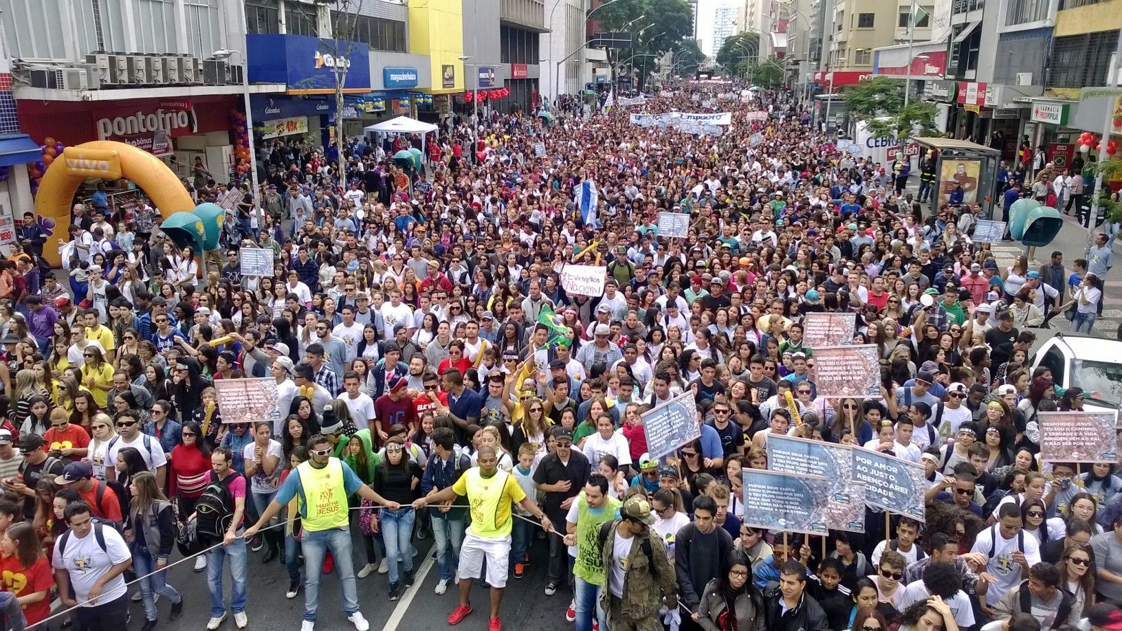 Participantes lotam a Rua Marechal Deodoro. | Aniele Nascimento / Gazeta do Povo