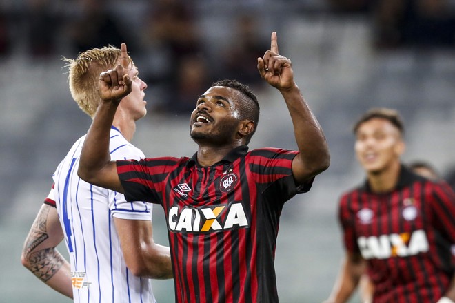 Nikão comemora gol de pênalti, o terceiro do Atlético | Brunno Covello/Gazeta do Povo