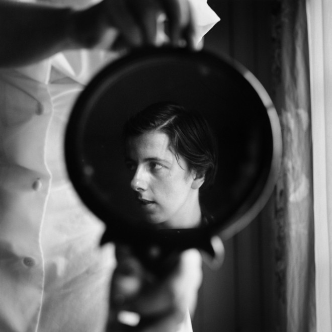 Vivian gostava de “seslfies”, desde que ela fosse sujeita da ação. | Vivian Maier/Maloof Colection