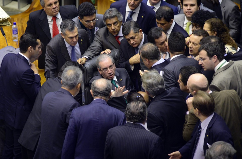 Eduardo Cunha (sentado) é cercado por deputados: reforma serviu aos propósitos do presidente da Câmara Federal. | Gustavo Lima/Agência Câmara