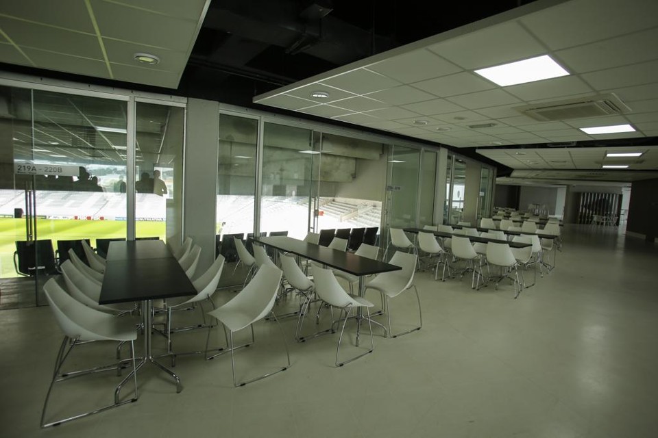 Somente áreas VIP e camarotes contam com “alimentos mais sofisticados” na Arena. | Marcelo Andrade/Gazeta do Povo