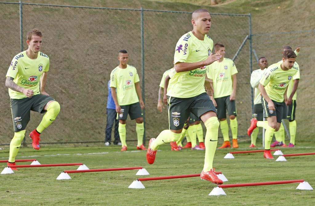 Marcos Guilherme (primeiro plano), Léo Pereira (à esq.) e Rodrigo Ramos (ao fundo); representates da dupla Atletiba na Nova Zelândia. | Rafael Ribeiro/CBF