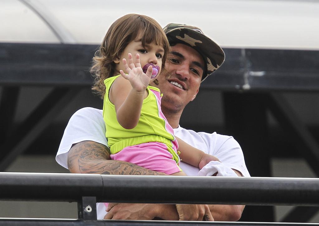 Gabriel Medina, primeiro brasileiro campeão de surfe, precisa reagir para defender seu título nesta temporada. | Antonio Lacerda/EFE