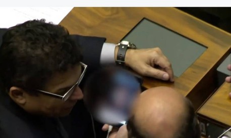 Em cima da mesa, havia um convite para um ato religioso. | Reprodução/SBT