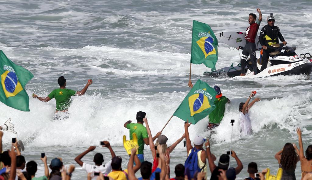 O surfista brasileiro Filipe Toledo comemora título na etapa Rio do Mundial de Surfe | SERGIO MORAES/REUTERS
