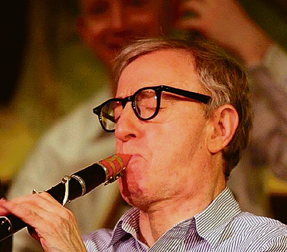 Woody Allen tocando flauta durante  evento de cinema em 2006. | Wikimedia Commons/Divulgação