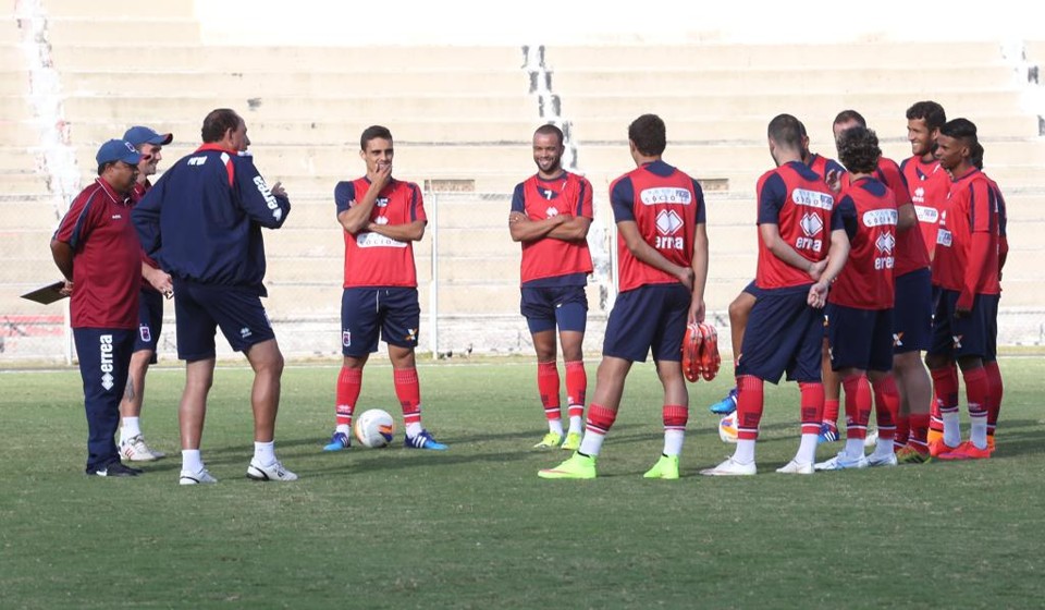Técnico Nedo Xavier teve pouco tempo para trabalhar com os jogadores antes da estreia pela Série B. | Ivonaldo Alexandre/Gazeta do Povo