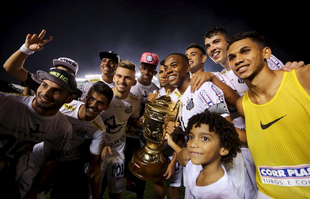 Jogadores do Santos comemoram a conquista do título no Campeonato Paulista | PAULO WHITAKER/REUTERS