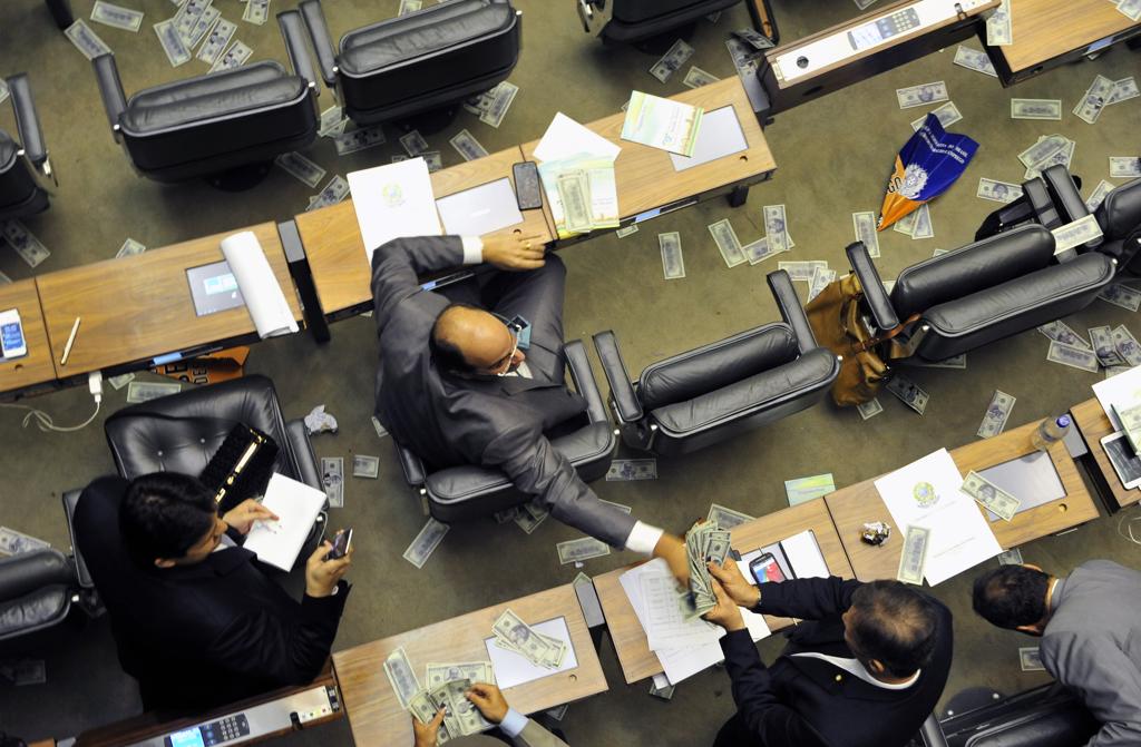 Integrantes da Força Sindical que estavam nas galerias atiraram notas falsas sobre os deputados. | Marcelo Camargo/Câmara dos Deputados