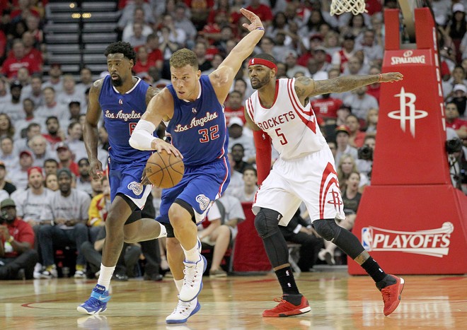 BAILARINO – Blake Griffin, que na foto aparece em pose que mistura balé e basquete, foi monstruoso para superar a falta de Chris Paul, machucado, na vitória do Clippers sobre o Rockets, por 117 a 101. Fez 26 pontos, pegou 14 rebotes e ainda distribuiu 13 assistências. O cestinha do confronto ficou 40 minutos em quadra. | Thomas Shea/USA Today Sports