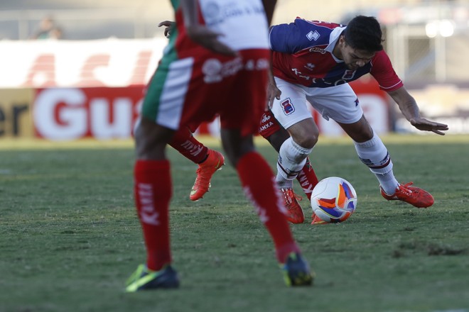 Fernando Viana vai para o chão após entrada dura do jogador do Boa. | Henry Milleo/Gazeta do Povo