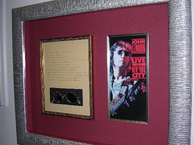 Os famosos óculos redondos de John Lennon, em Las Vegas. | Divulgação