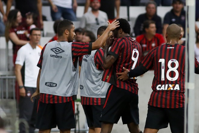 Douglas Coutinho comemora o gol contra os mineiros. | Henry Milleo/Gazeta do Povo