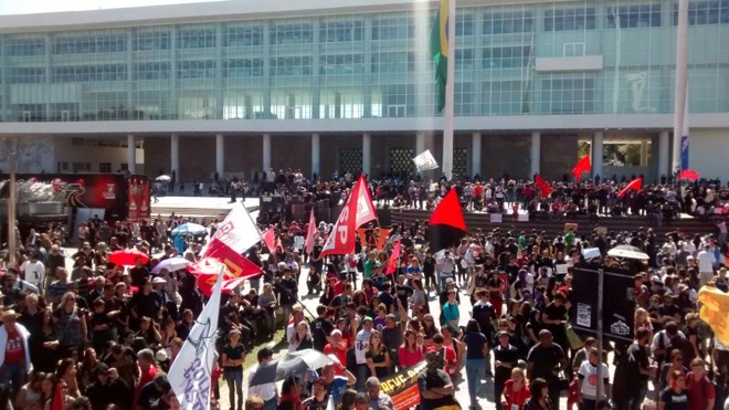 Manifestantes terminaram o ato em frente ao Palácio Iguaçu. | Antônio More/Gazeta do Povo