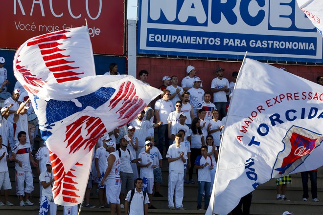 ... e agitou as suas bandeiras para empurrar o Paraná. | Henry Milleo/Gazeta do Povo