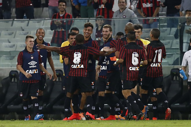 Jogadores do Atlético comemoram o primeiro gol na Arena. | Felipe Rosa/TRIBUNA DO PARANA