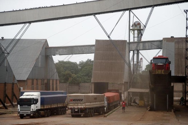 Terminal de embarque de San Antonio, na região de Assunção, dá acesso à hidrovia dos rios Paraná e Paraguai. | 