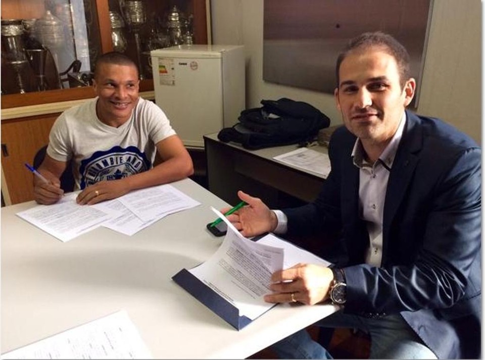 Danilo Baia e o empresário Lipatin na assinatura de contrato. | /