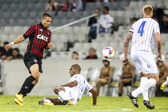 Bruno Mota tenta passar pela zaga do Nacional | Brunno Covello/Gazeta do Povo