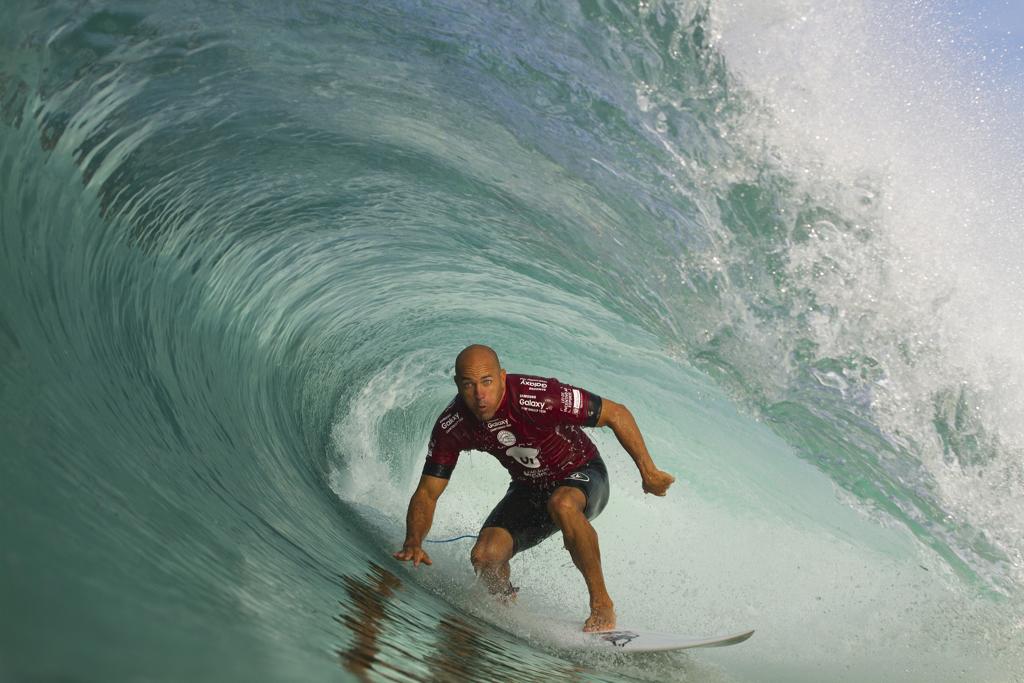 Kelly Slater em um tubo sensacional na etapa carioca da WSL, a Liga Mundial de Surfe. | Daniel Smorigo/WSL