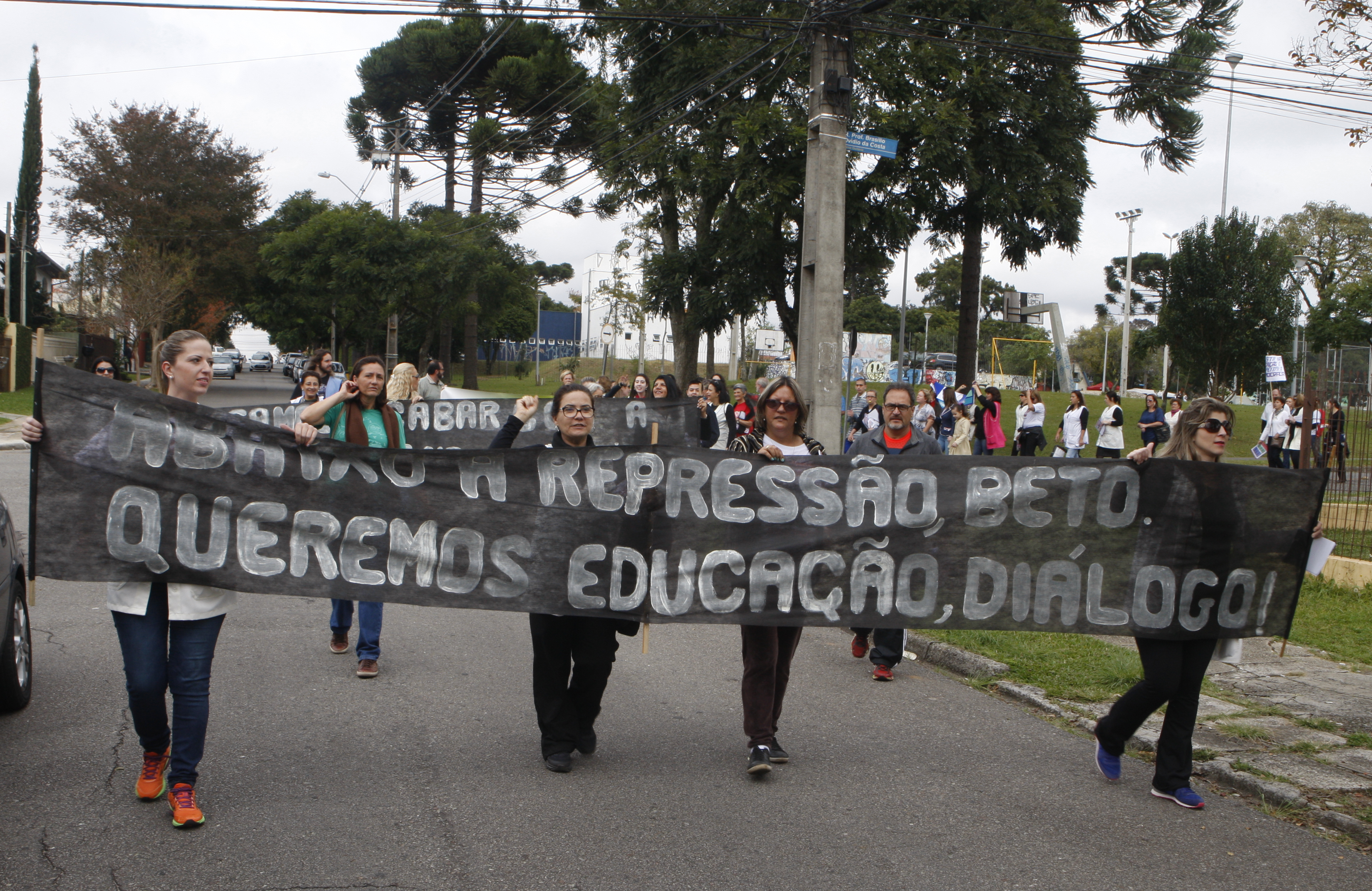 Protesto de professores em greve nesta segunda-feira (18) em Curitiba | Aniele Nascimento/Gazeta do Povo