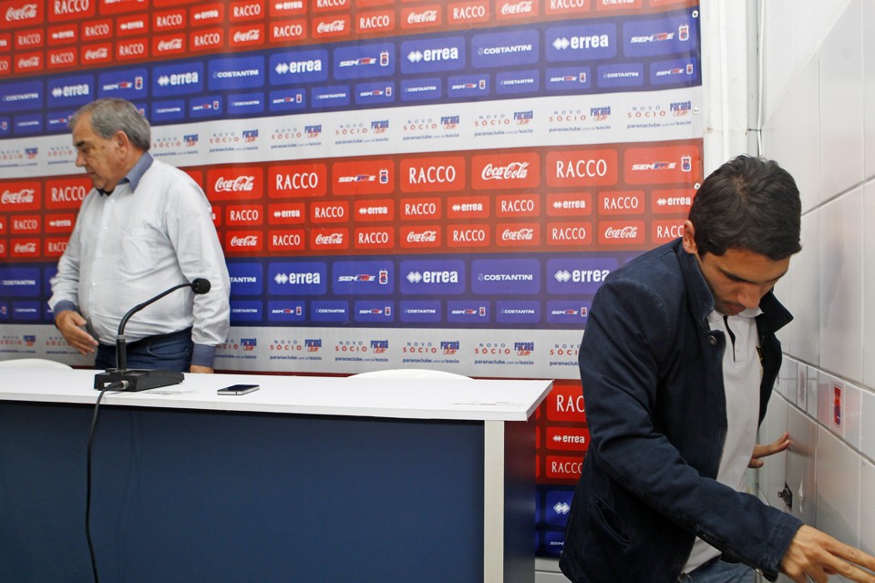 Lúcio Flávio e o presidente Luiz Carlos Grande, após o anúncio do adeus do ídolo tricolor. | Antônio More/Gazeta do Povo