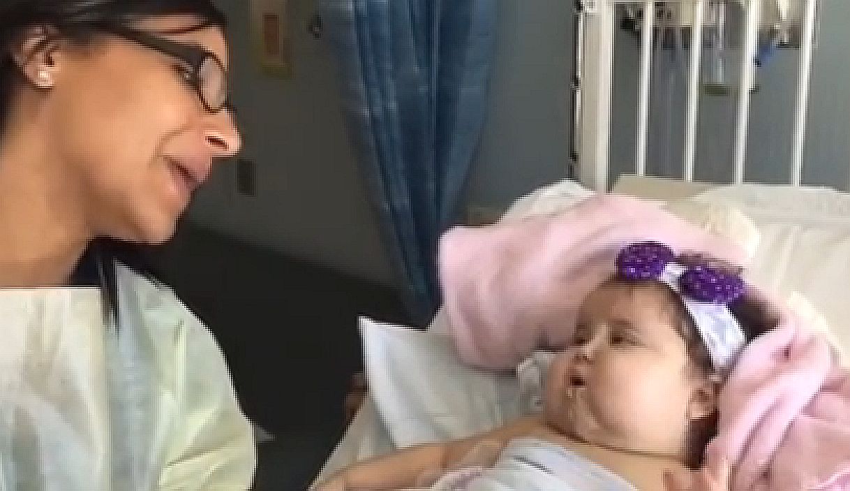 Após a cirurgia complexa, Sofia recebe a primeira papinha de sua vida. Ela nunca havia sido alimentada pela boca | Reprodução/Facebook