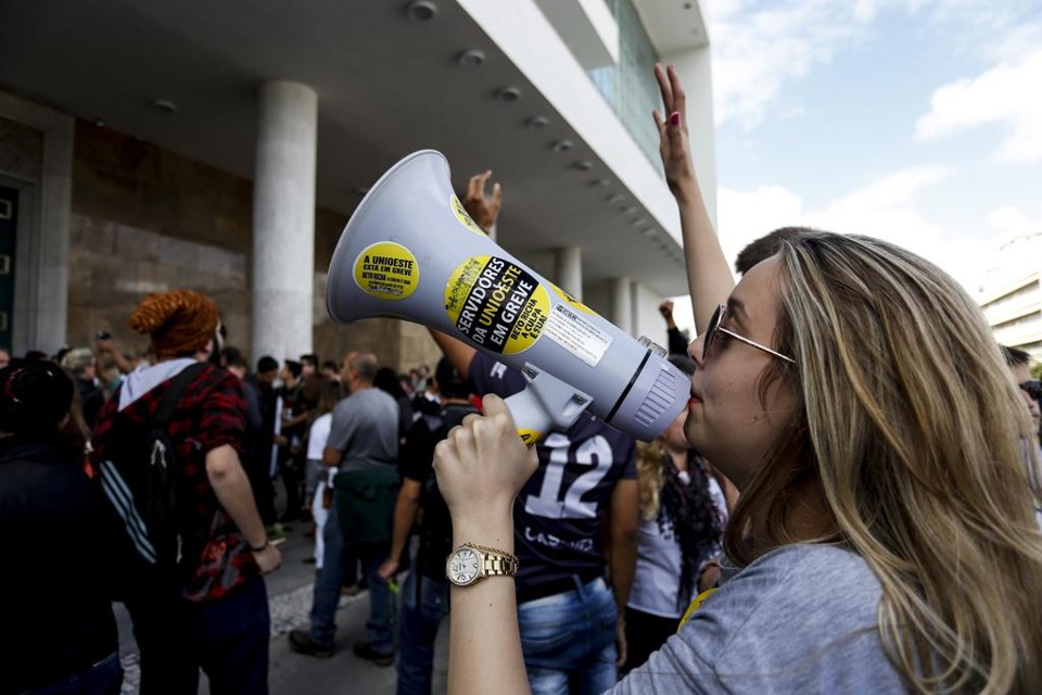 O ponto final da manifestação de ontem foi a frente do Palácio Iguaçu. Lá dentro, nada de novidade. | Henry Milleo/Gazeta do Povo
