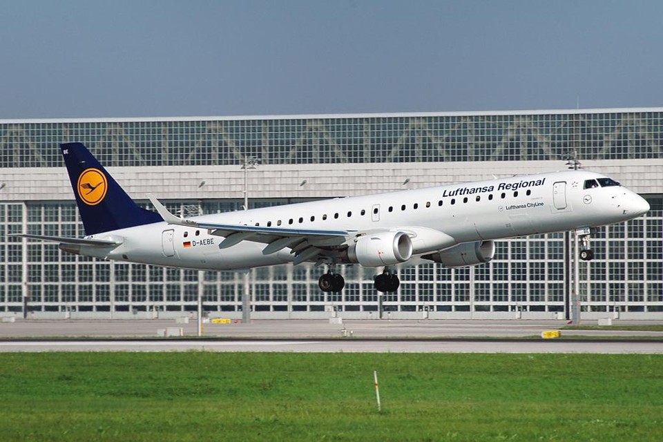 Venda de 40 unidades do Embraer 195 faz parte da série de atos assinados nesta terça-feira, durante a visita oficial do primeiro-ministro da China, Li Keqiang. | Wikipedia
