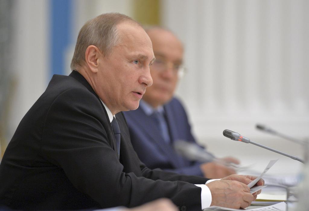 Vladimir Putin durante encontro em Moscou nesta quinta-feira. Político vê ação orquestrada para tirar Mundial de 2018 do seu país. | RIA NOVOSTI/REUTERS