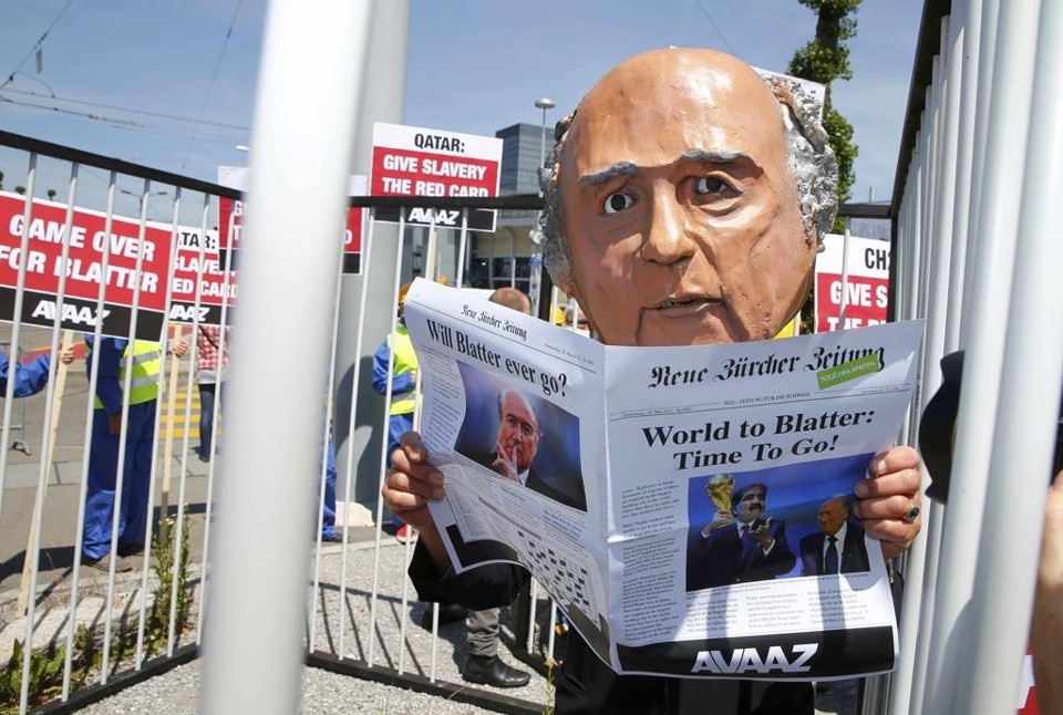 Protestos e ironias marcam o dia seguinte da ação policial em Zurique. Blatter no centro do noticiário. | ARND WIEGMANN/REUTERS