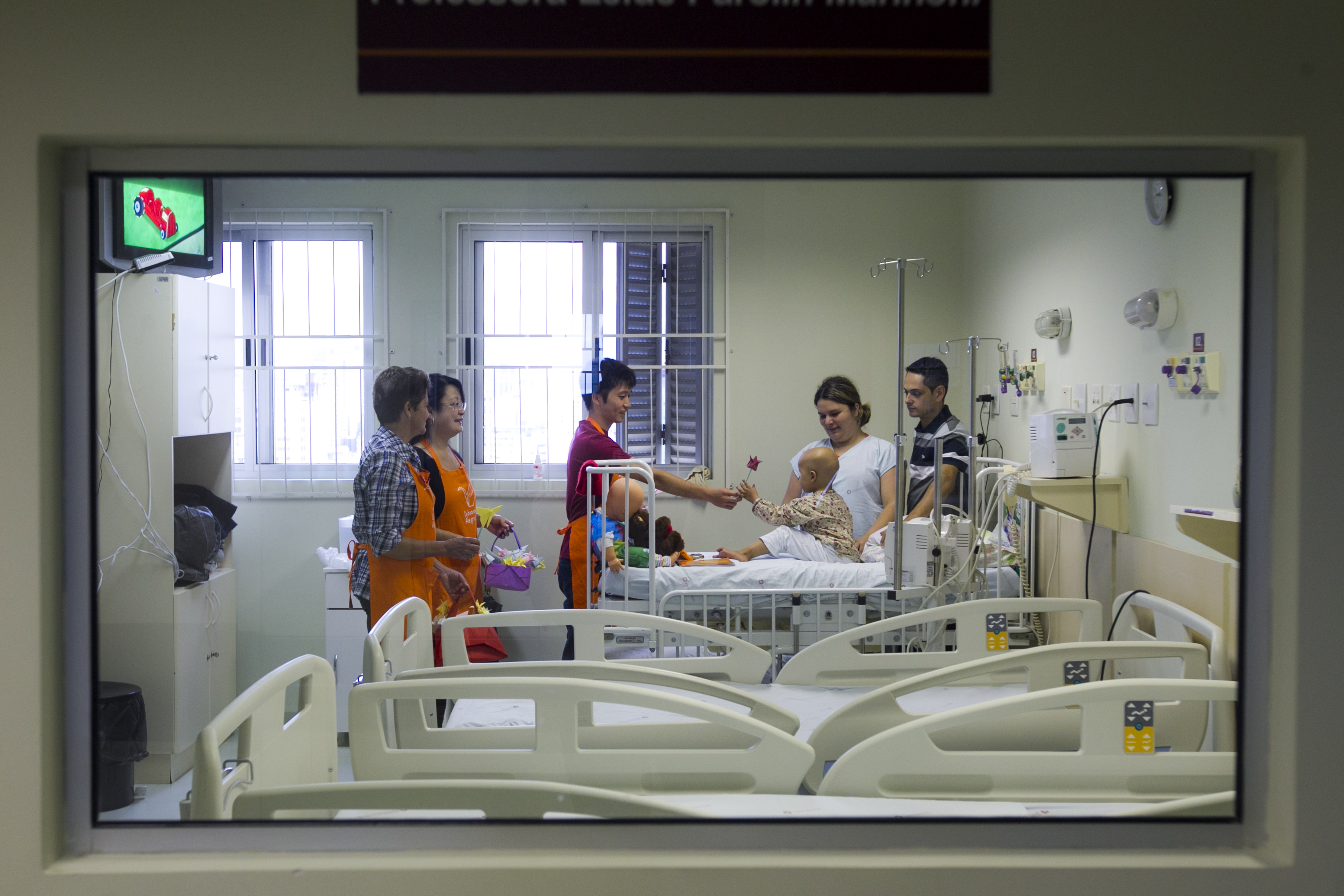 Voluntários do Dobrando Alegrias ensinam pacientes e familiares a fazer origami no Hospital de Clínicas. | Brunno Covello/Gazeta do Povo