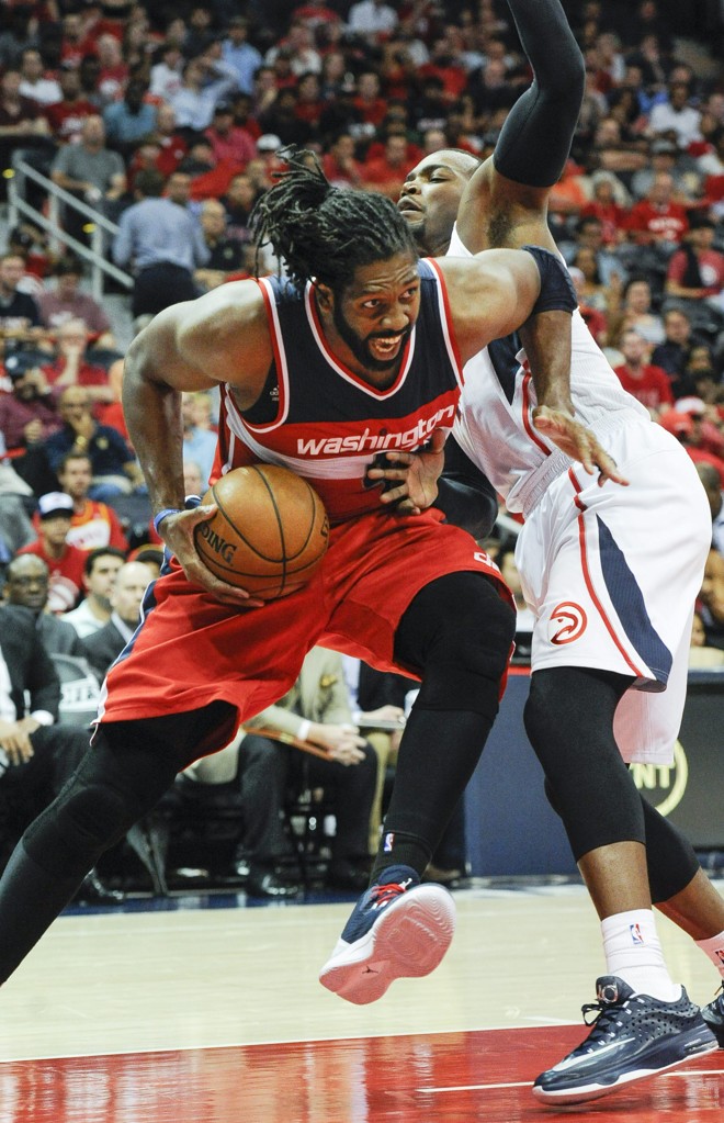 BRINQUEDO DE NENÊ Na gigantesca mão de Nenê Hilário, a grande bola de basquete parece um suvenir de parque de diversões. | JOHN AMIS/EFE
