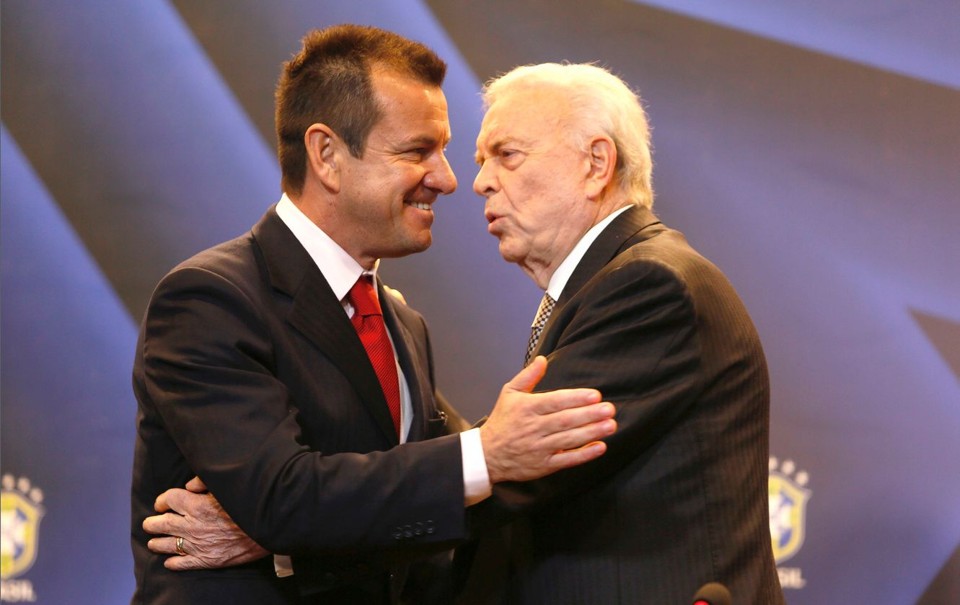 Dunga e o ex-presidente da CBF José Maria Marin, atualmetne preso na Suíça, quando reassumiu o comando da seleção em 2014. | Rafael Ribeiro / CBF/