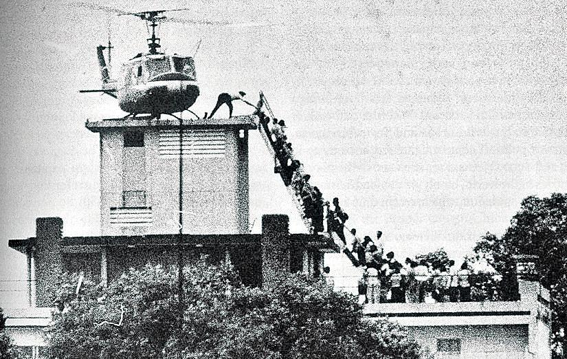 Foto histórica mostra vietnamitas na casa de diretor da CIA, tentando fugir do país em 1975. | Wikimedia Commons